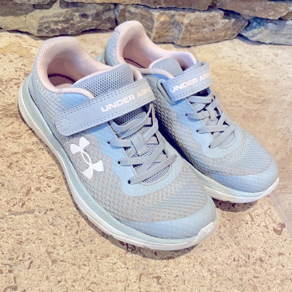 Under Armour Girls tennis shoes size 2Y /21cm.
